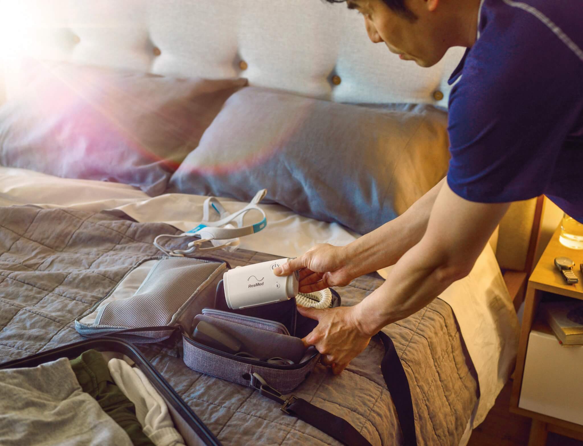 En man som packar sin AirMini i en väska inför en resa.